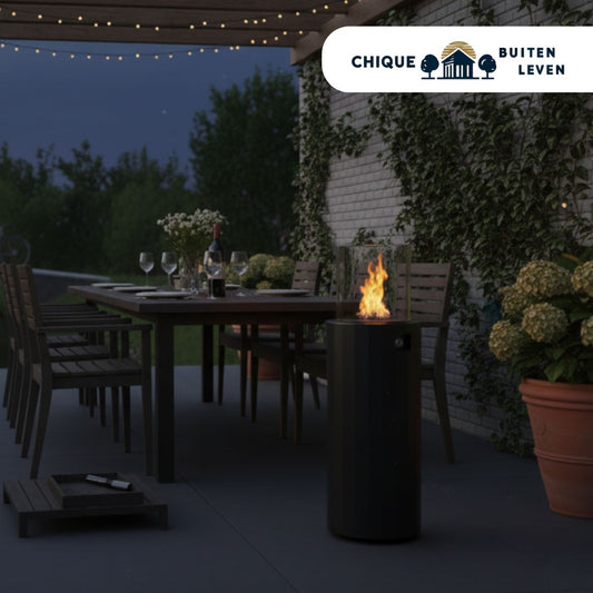 Moderne gaskachel buiten onder overkapping met sfeervolle vlammen bij Chique Buiten Leven