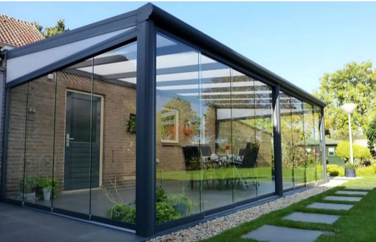 Terrasoverkapping met glazen schuifwanden van 7 meter breed, ideaal voor een ruime en stijlvolle buitenruimte met veel natuurlijk licht.