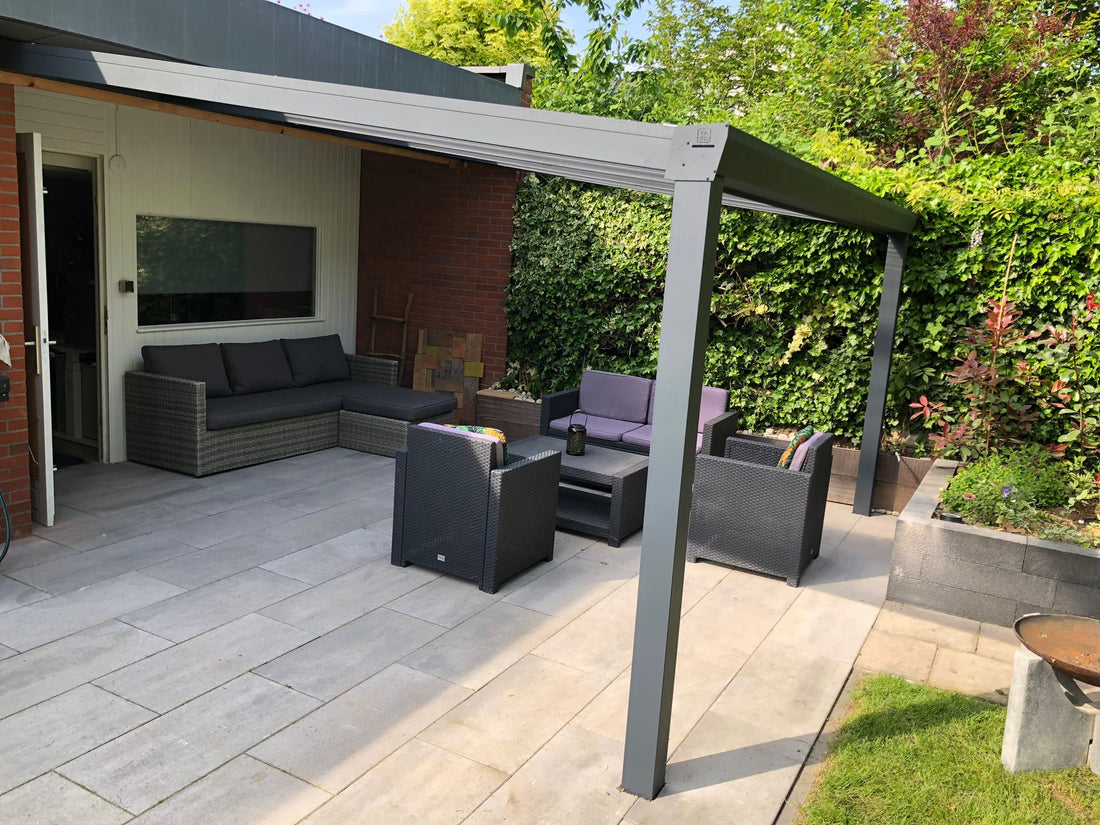 Aluminium veranda YARD Outdoor met polycarbonaat dakbedekking, geplaatst in een stijlvolle Nederlandse tuin.