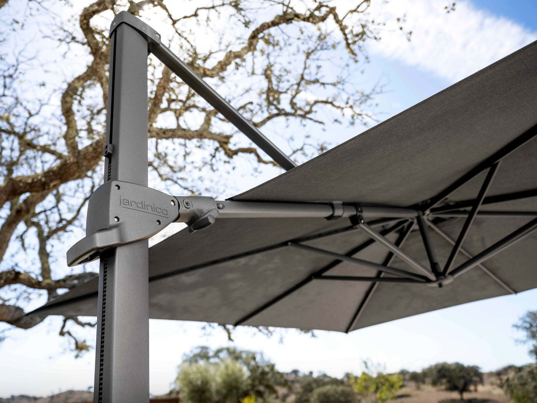 Luxe parasol van Jardinico op stijlvol Europees terras met loungeset in zomerse tuin