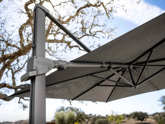 Luxe parasol van Jardinico op stijlvol Europees terras met loungeset in zomerse tuin