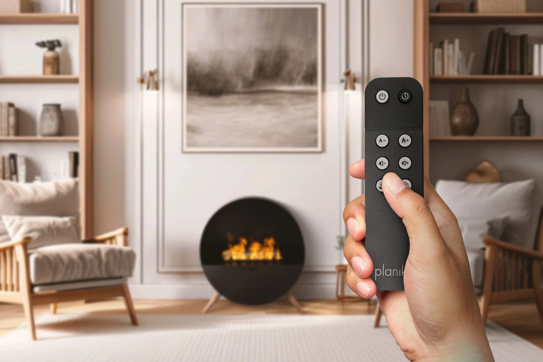 Planika Misty ronde waterdamp haard in een lichte woonkamer met afstandsbediening
