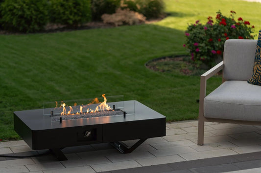 Stijlvolle vuurtafel buiten op een modern terras met warme en gezellige sfeer.