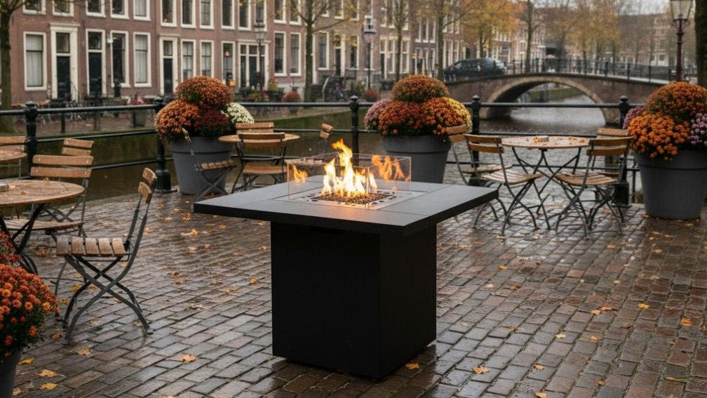 Planika Square vuurtafel op gas op een herfstterras aan de gracht