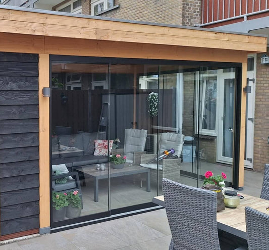 Overkapping met glaswand schuifsysteem - stijlvolle buitenruimte
