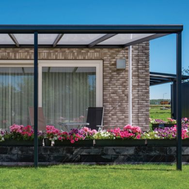 Aluminium veranda op een modern terras, ontworpen voor stijl en duurzaamheid. Perfecte oplossing voor een comfortabele buitenruimte, beschermd tegen alle weersomstandigheden