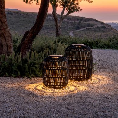 Stijlvolle buitenlampen op zonne-energie van Jardinico, ideaal voor tuinen, terrassen en patio's. Luxe design en milieuvriendelijke verlichting.