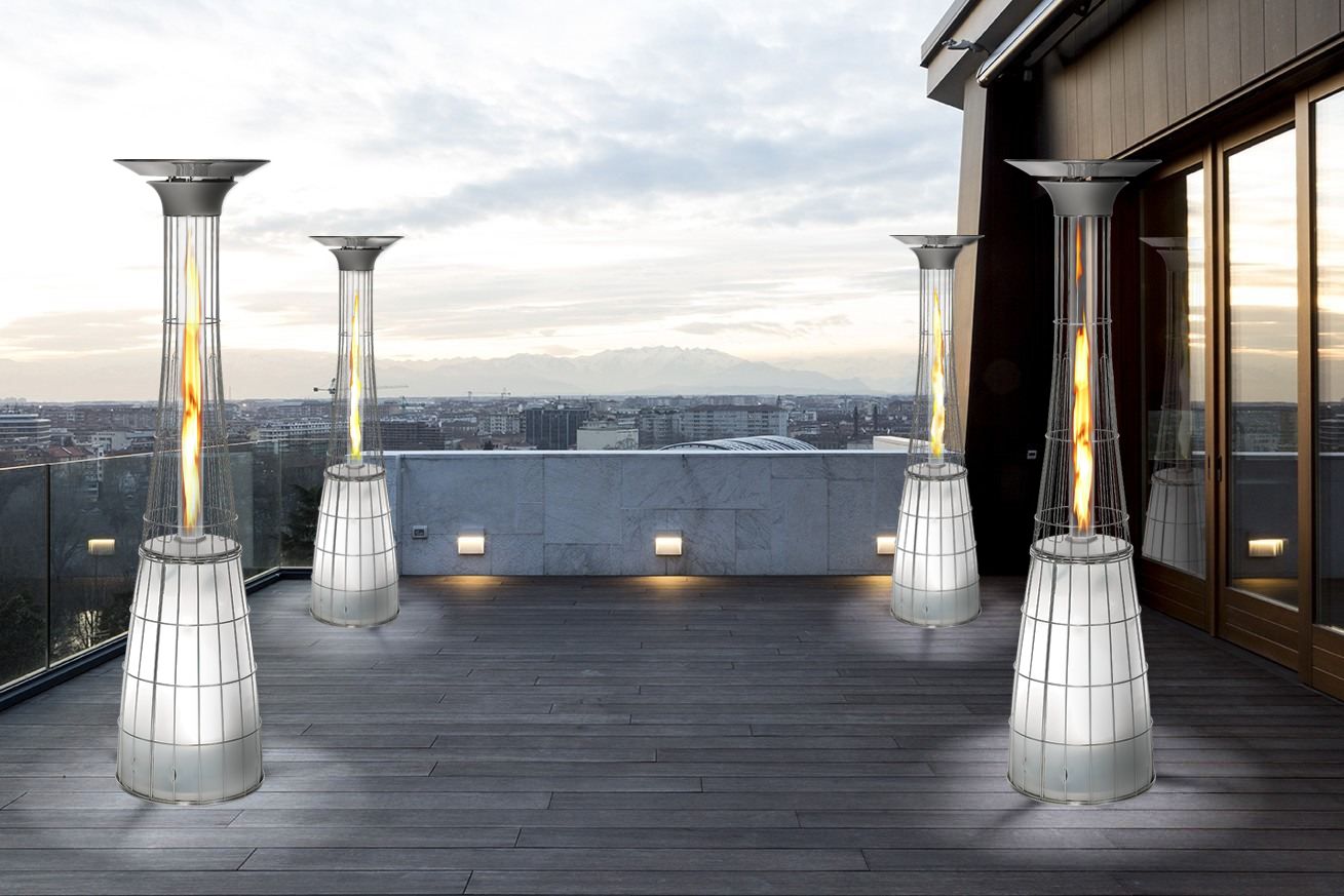 Elegante Italkero terrasverwarmer op gas in een moderne luxe tuin, met warme vlammen en stijlvolle Italiaanse afwerking.