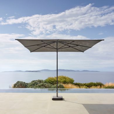 Exclusieve Jardinico parasols uit de Attitude-collectie, met luxe ontwerpen en duurzame materialen, perfect voor stijlvolle schaduw in tuinen en terrassen.