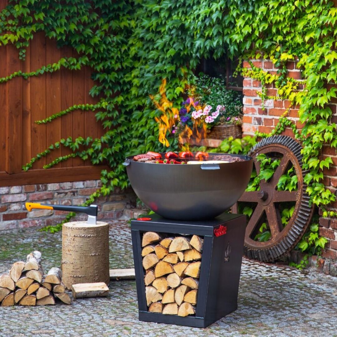 Handgemaakte stalen grill BBQ met vuurschaal van CookKing – ideaal voor buiten koken en sfeervolle avonden in de tuin bij Chique Buitenleven.