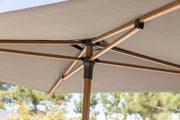 Close-up van een elegante outdoor parasol met een teakhouten frame en parelgrijze stof, 230x230 cm, perfect voor stijlvol buitengebruik.