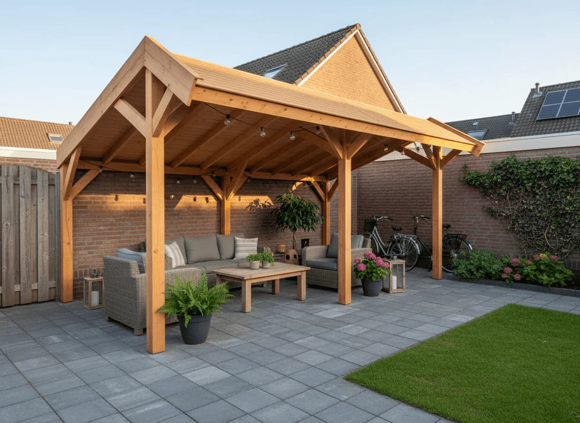 Vrijstaande Douglas kapschuur overkapping in moderne tuin met stijlvolle buitenruimte