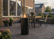 Bino gasbuitenhaard van Planika op modern terras onder veranda, stijlvolle gas terrasverwarmer voor warmte en sfeer in de tuin