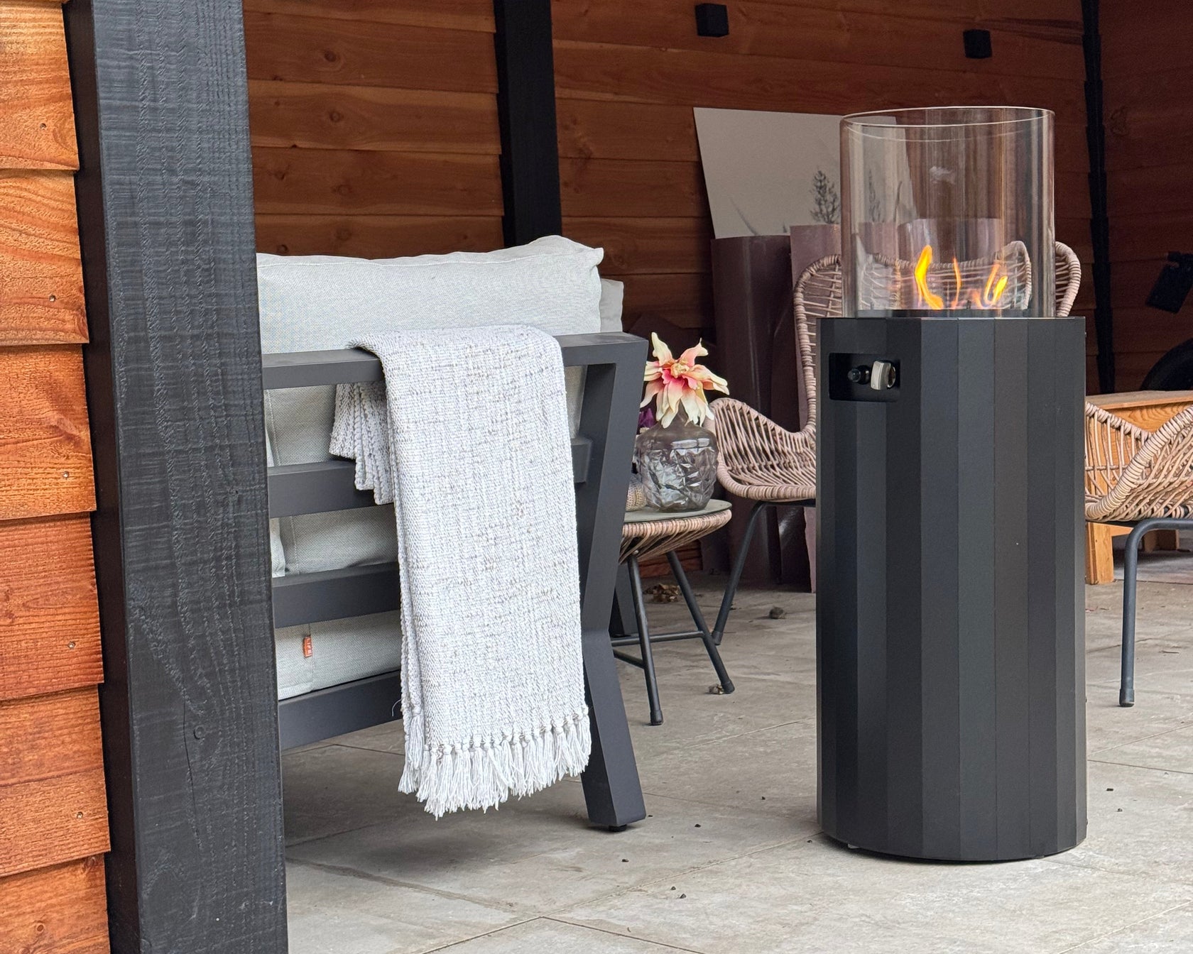 Bino gasgestookte buitenhaard van Planika onder een overkapping