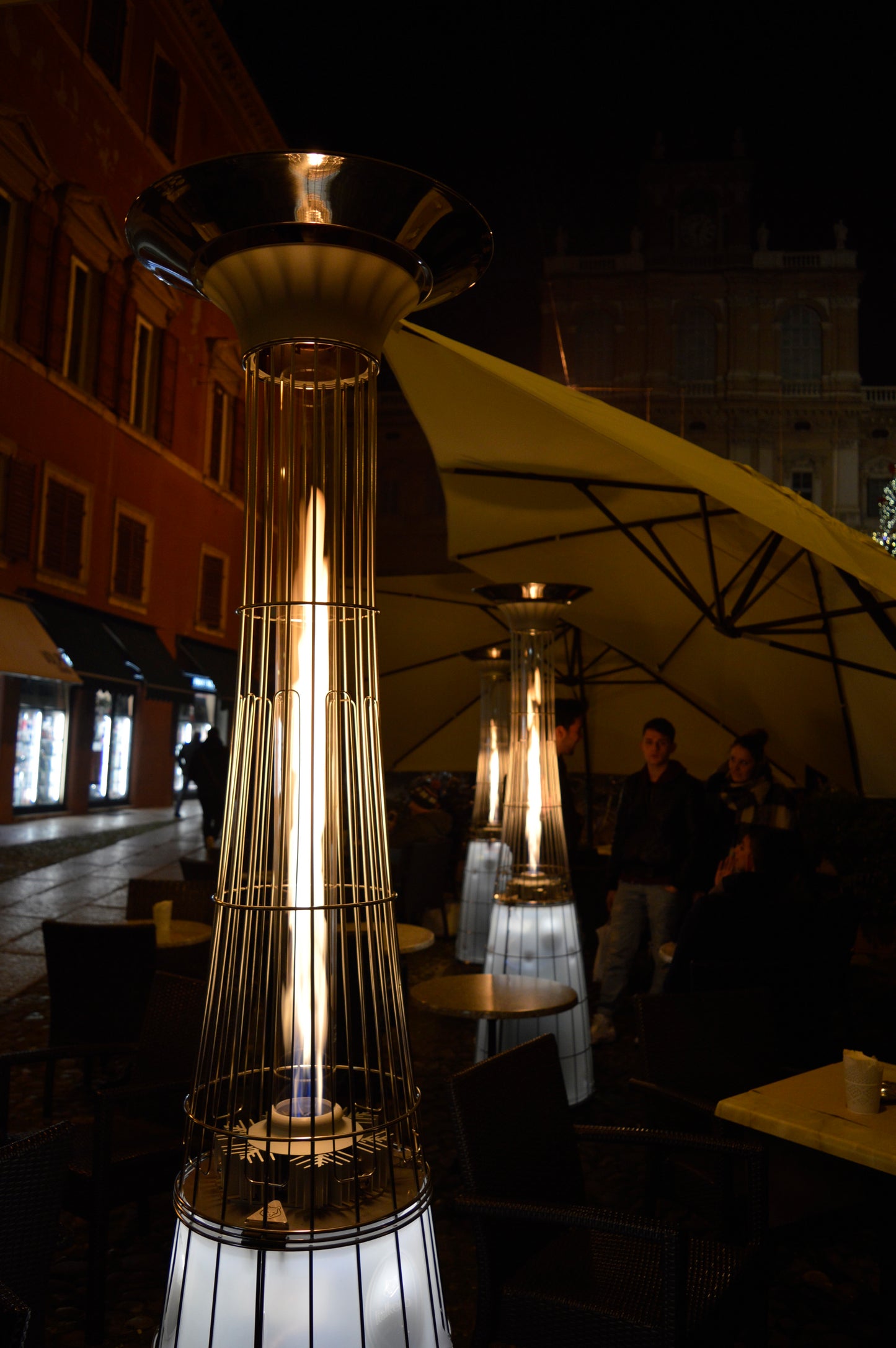Dolce Vita EP buitenhaard verlicht in de avond met zichtbare vlammen