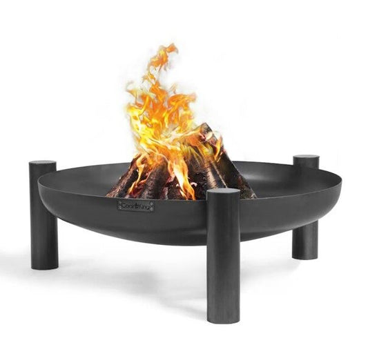 Handgemaakte CookKing Vuurschaal Palma van 70 cm in natuurlijk staal – frontaal zicht in tuinomgeving