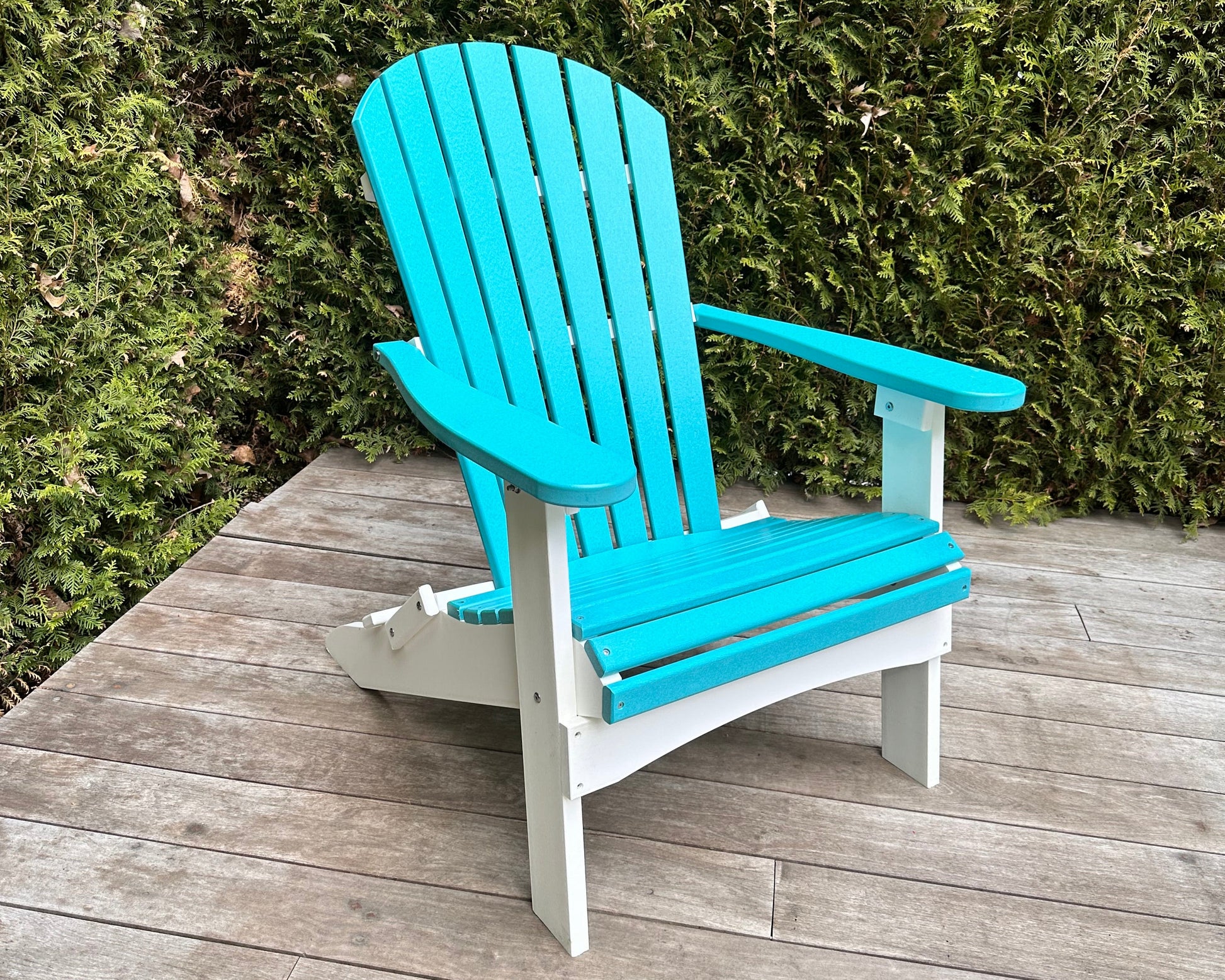 Adirondack stoel in Aruba Blue kleur op terras – tropische uitstraling voor luxe buitenbeleving