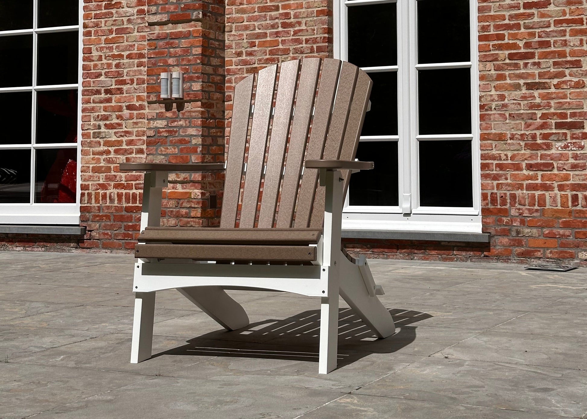 Adirondack stoel in Weatherwood kleur op terras – onderhoudsvrije kunststof stoel met houtlook