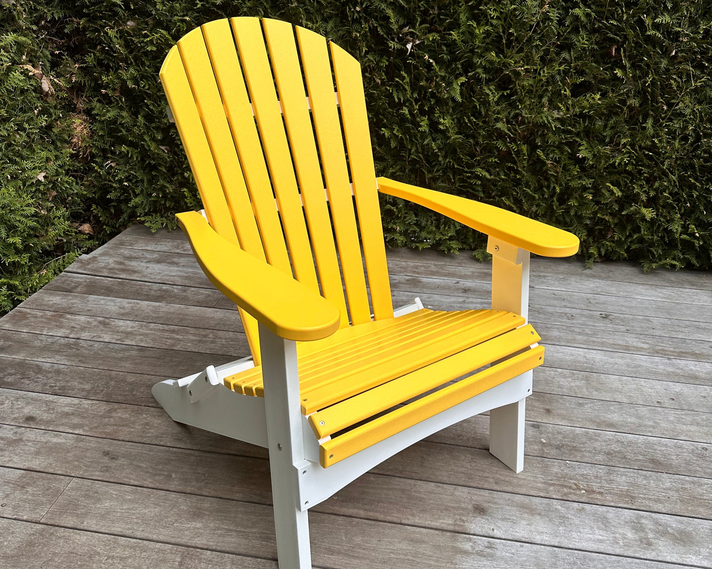 Adirondack stoel in Sunburst geel op terras – vrolijke, onderhoudsarme tuinstoel voor zonnige dagen