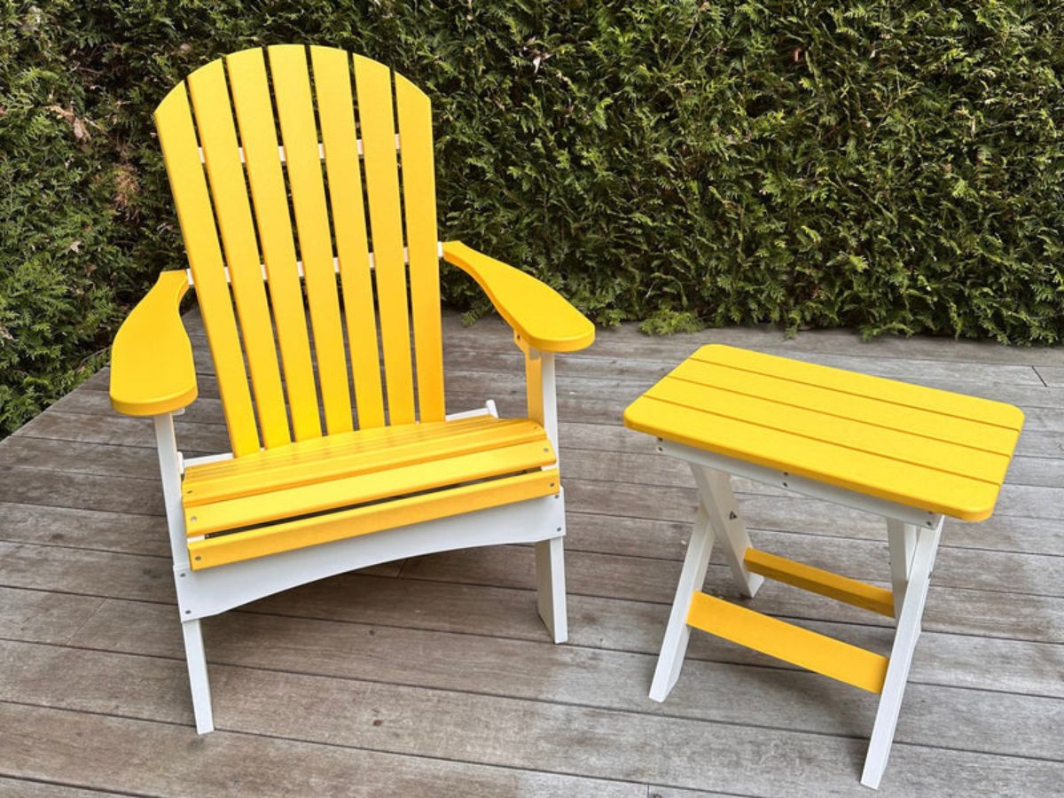 Adirondack stoelen set in geel en wit met inklapbare tafel – duurzame kunststof tuinset van Berlin Gardens.