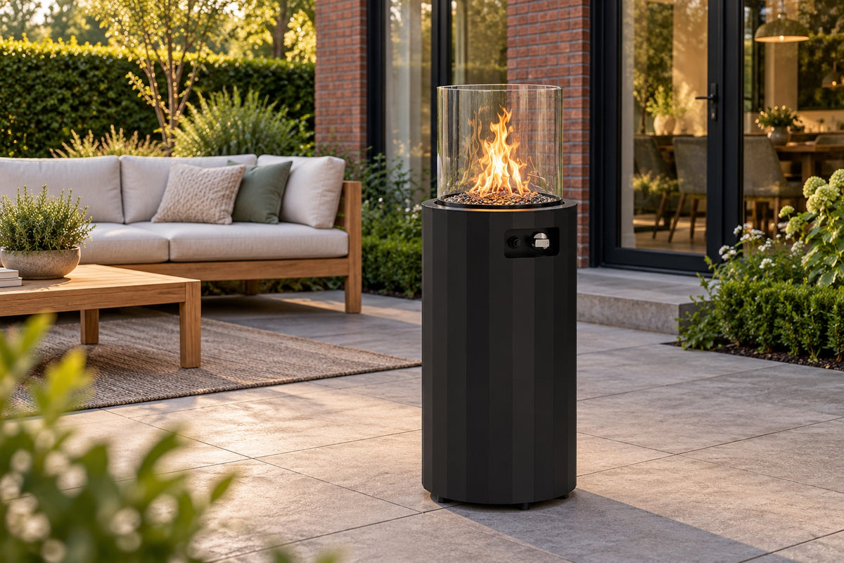 Planika Bino gashaard voor buiten in Diep Zwart op een terras bij een tuin met loungeset