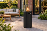 Planika Bino terrasverwarmer op gasfles in Diep Zwart op een terras bij een tuin met loungeset
