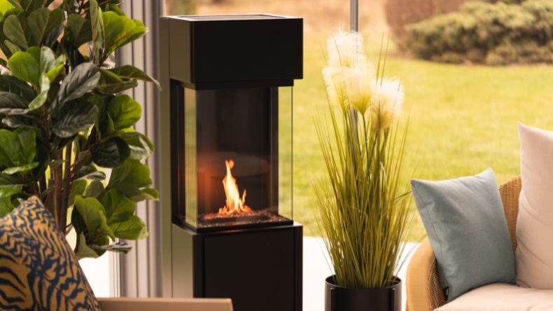 De Arcticon Ethanol Haard elegant geplaatst in een moderne woonkamer, met een strakke uitstraling en sfeervolle vlammen.