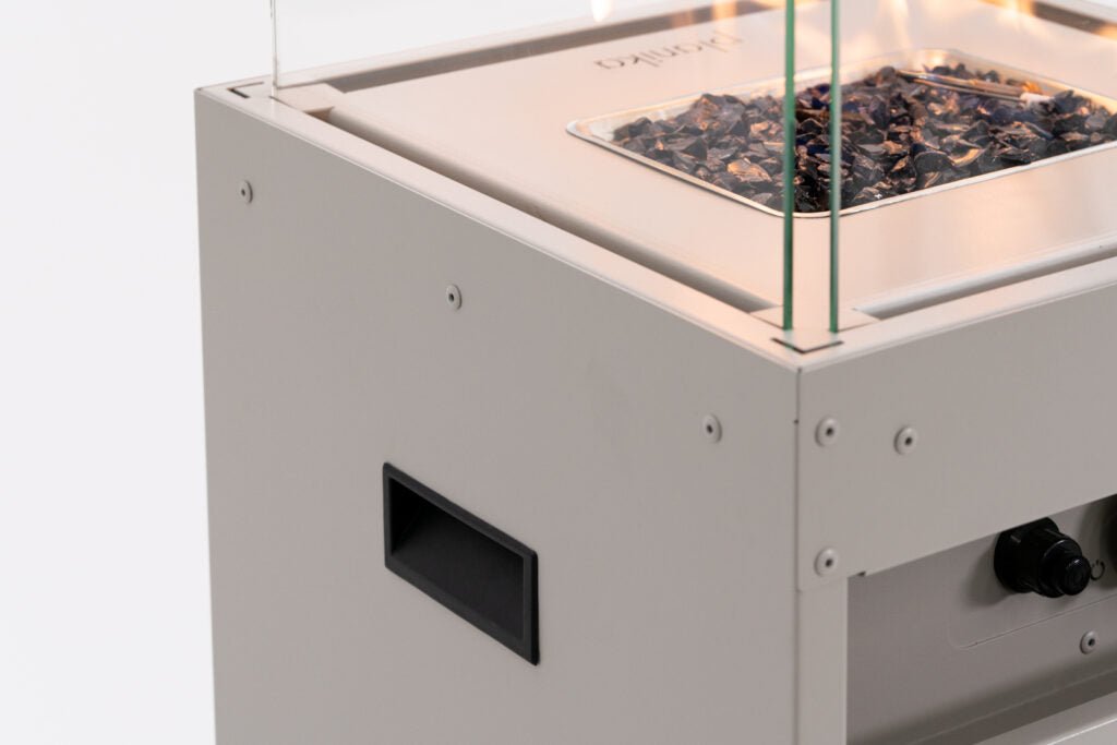 Detailopname van een stevig wiel van de Faro buitenhaard, ontworpen voor eenvoudige mobiliteit en verplaatsing, zelfs op verschillende ondergronden.