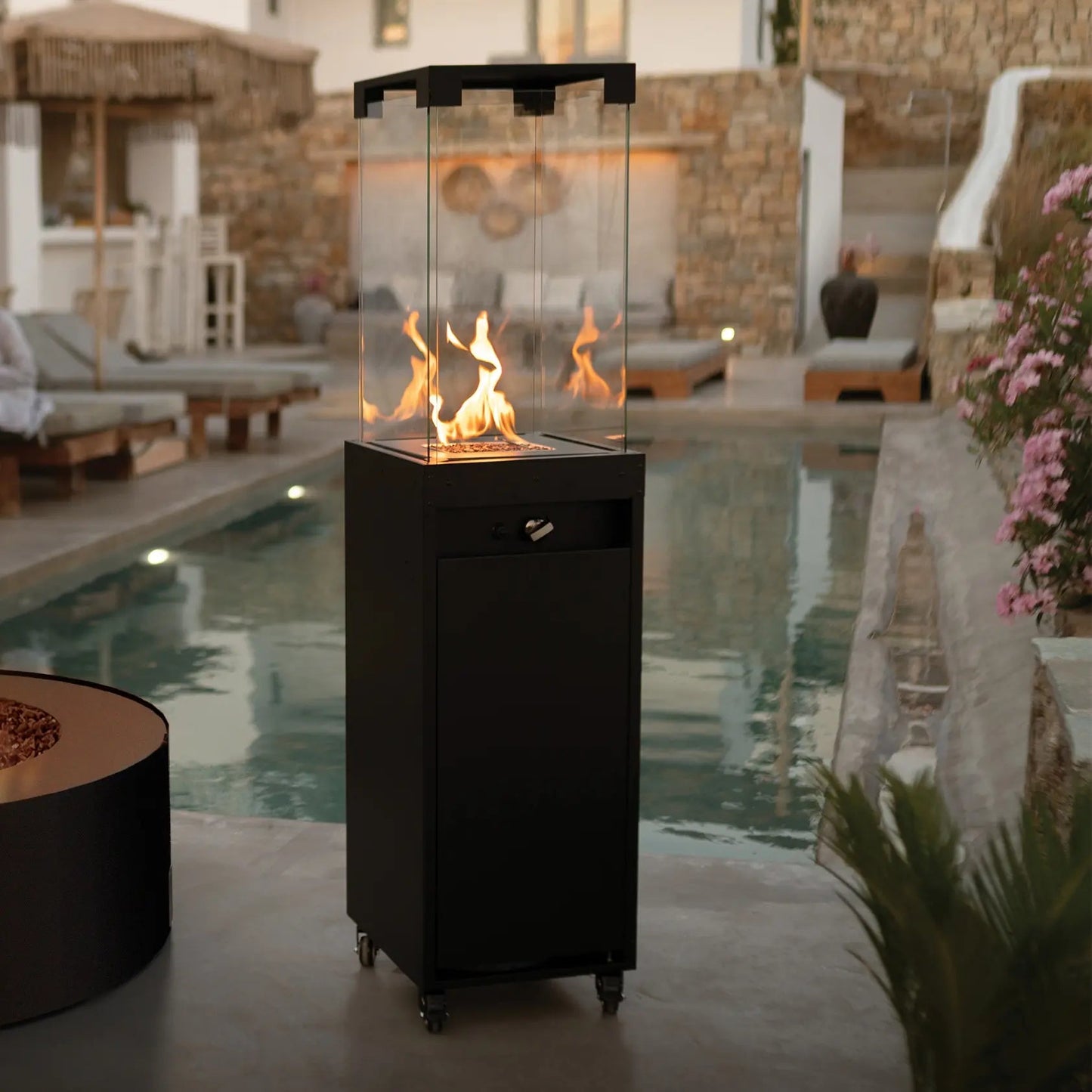 De Faro Buitenhaard elegant geplaatst op een terras, met een moderne uitstraling en sfeervolle vlammen.