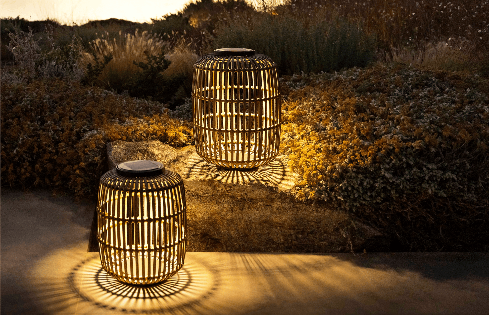 Buitenlamp op Zonne - energie | Jardinico | ARCQ | Weerbestendige vezels - Chique Buiten Leven - Jardinico - Buitenlamp op Zonne - energie