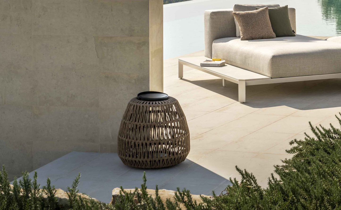 Buitenlamp op Zonne - energie | Jardinico | Noto Conic | Handgeweven - Chique Buiten Leven - Jardinico - Buitenlamp op Zonne - energie