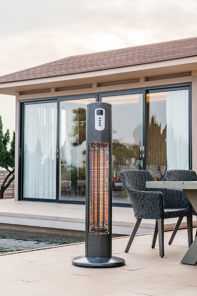 Helios infrarood terrasheater in de namiddag naast een loungeset – luxe buitenverwarming van Chique Buiten Leven