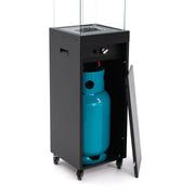 Close-up van de Faro buitenhaard op gas, gezien vanaf de achterkant, met het deksel gesloten om de gasfles discreet te verbergen. Het slanke, moderne ontwerp in gepoedercoat staal straalt elegantie uit, ideaal voor elke buitenruimte.