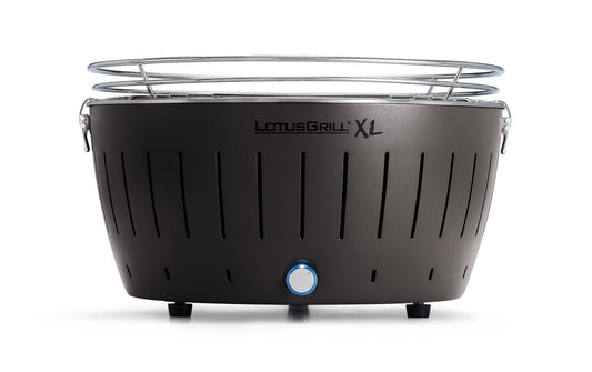 LotusGrill XL rookvrije BBQ in antraciet, stijlvol en modern design voor buitengebruik met ventilatiegestuurde houtskoolverbranding.