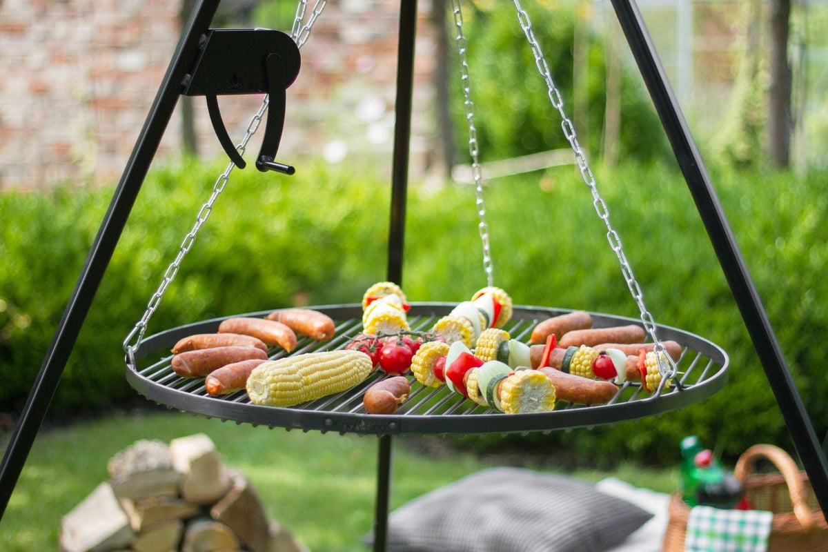 CookKing driepoot barbecue met grillrooster vol spiesjes boven de vuurschaal