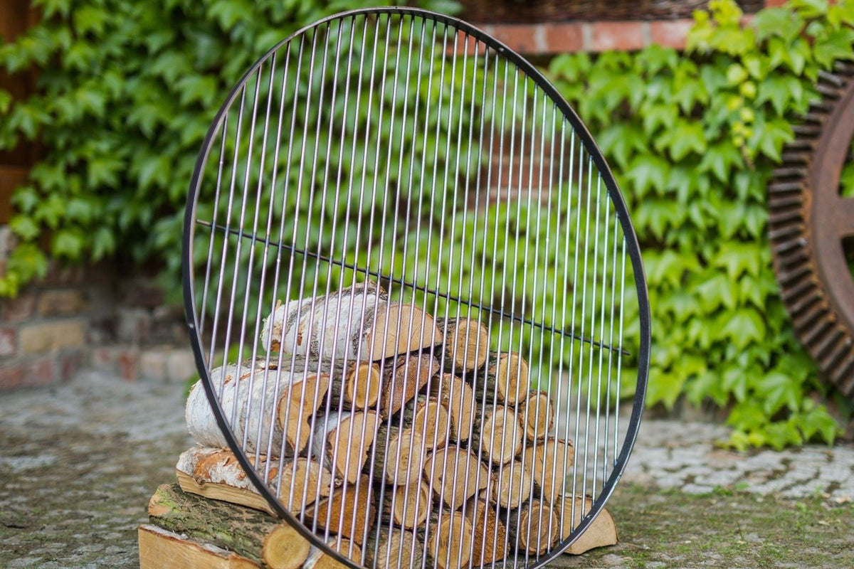 Grillrooster 80 cm van natuurlijk staal van CookKing in de tuin