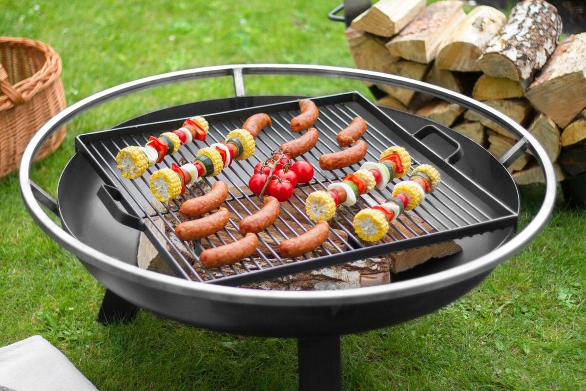 CookKing vuurschaal Porto met grillrooster vol spiesjes en worstjes