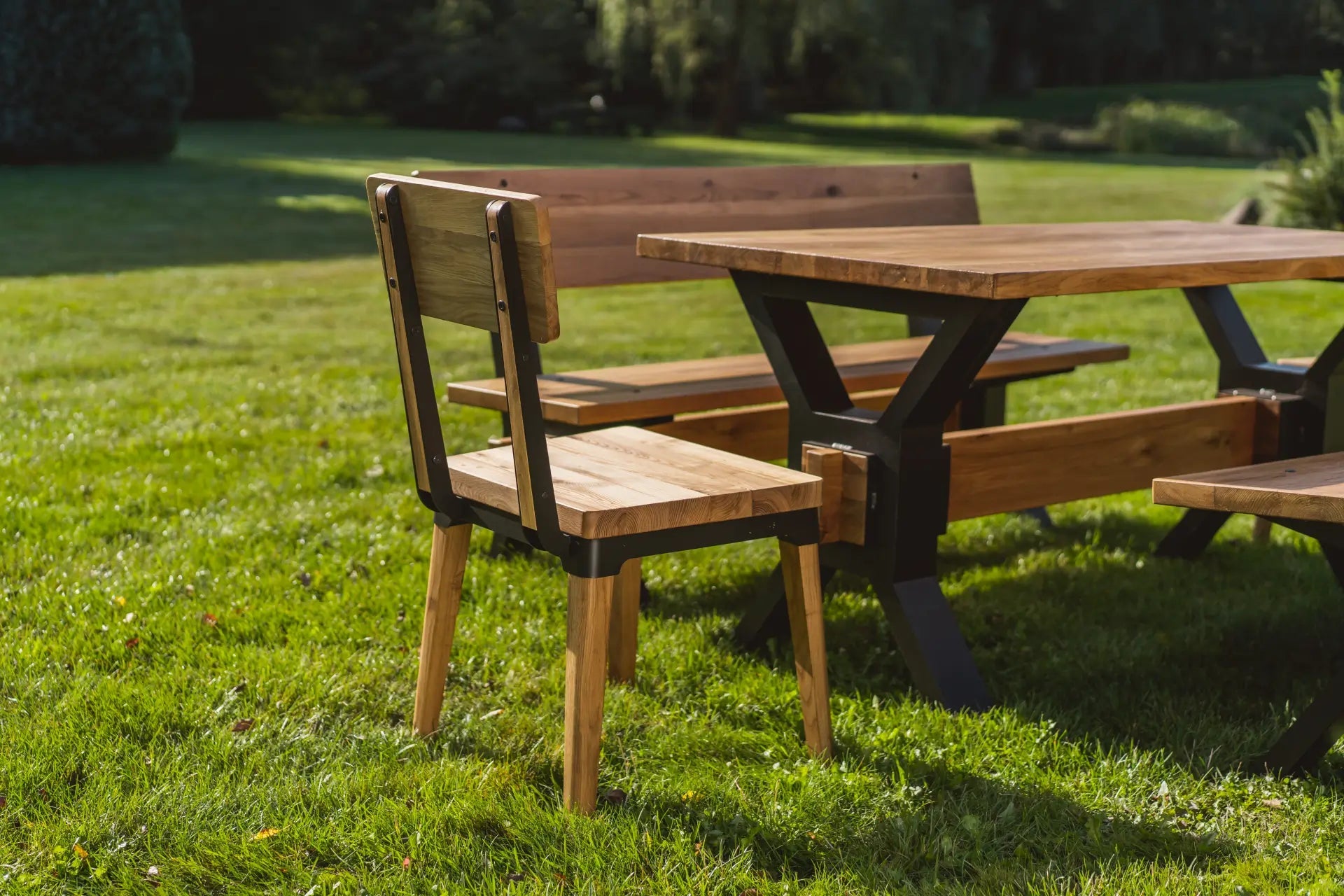 MASURIA COUNTRY Stoel – Klassieke Tuinstoel van Iroko Hout - Chique Buiten Leven - Masuria - Tuinstoel