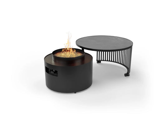 Design vuurtafel Moon van Planika op modern terras – luxe gashaard voor buiten met stijlvolle uitstraling.