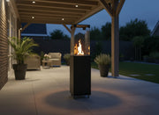 Faro gas heater buiten geplaatst onder overkapping in een groene tuin, warmte en comfort tijdens frisse avonden buiten