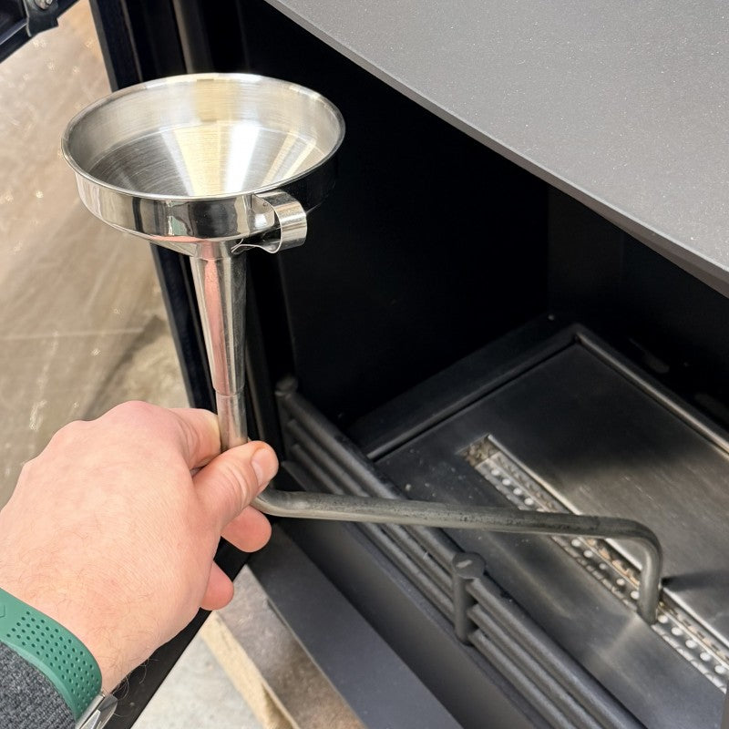 Bio-ethanol bijvullen met een trechter in de brander van de Ecosy Nordliv High