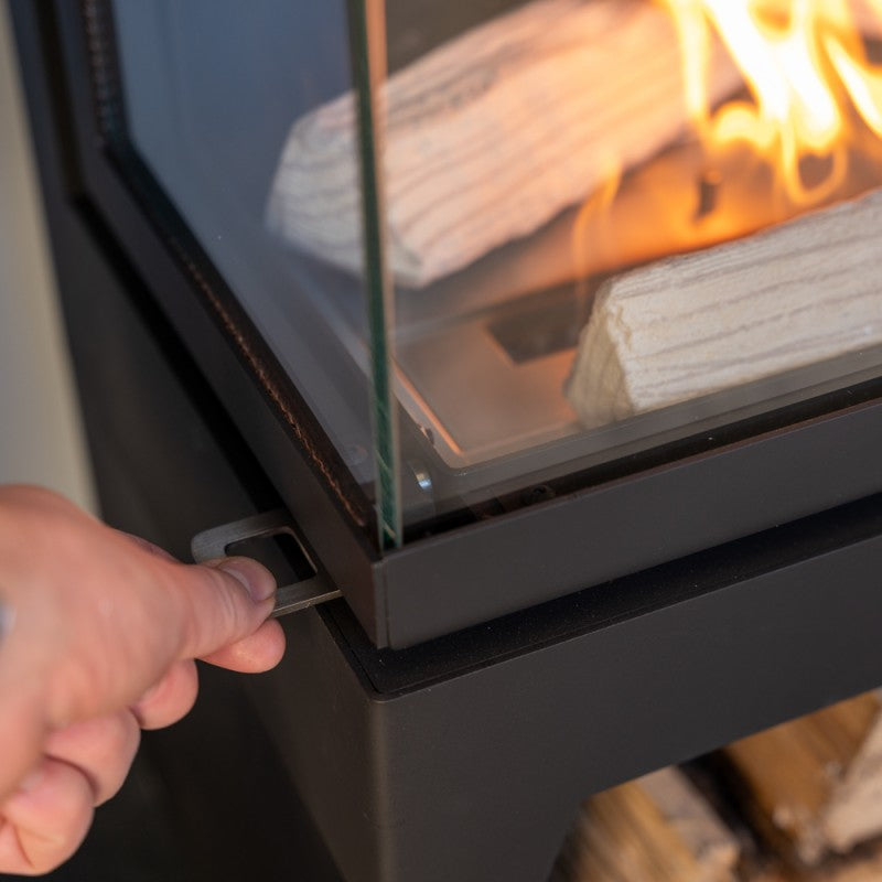 Echte vlammen en decoratieve houtblokken achter glas in de Ecosy Nordliv High