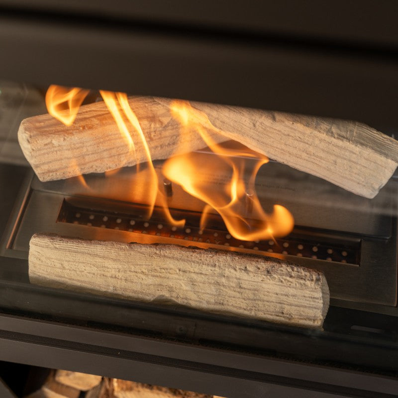 Echte vlam tussen de decoratieve houtblokken van de Ecosy Nordliv High