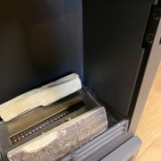 Brander met decoratieve houtblokken in de Ecosy Vista 500