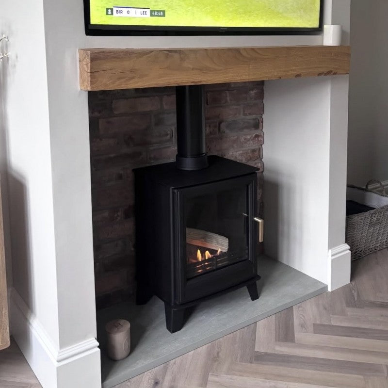 Ecosy Windsor 7 bio-ethanol kachel in een haardnis onder een houten schouwbalk