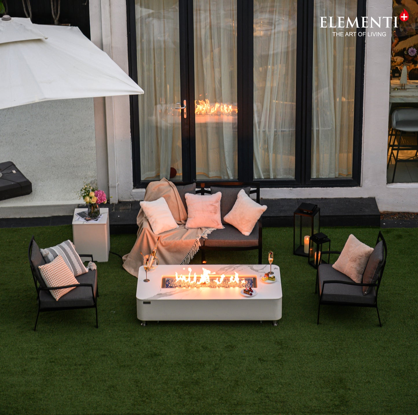Elementi Athens Bianco White – brede buitenopstelling met vlam