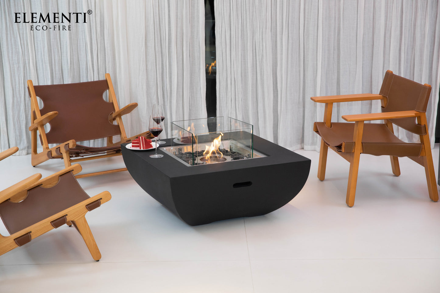Elementi Aurora Matte Black ethanol vuurtafel in een moderne zithoek