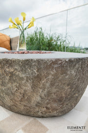Detail der groben Basaltoptik und Natursteinstruktur des Elementi Boulder