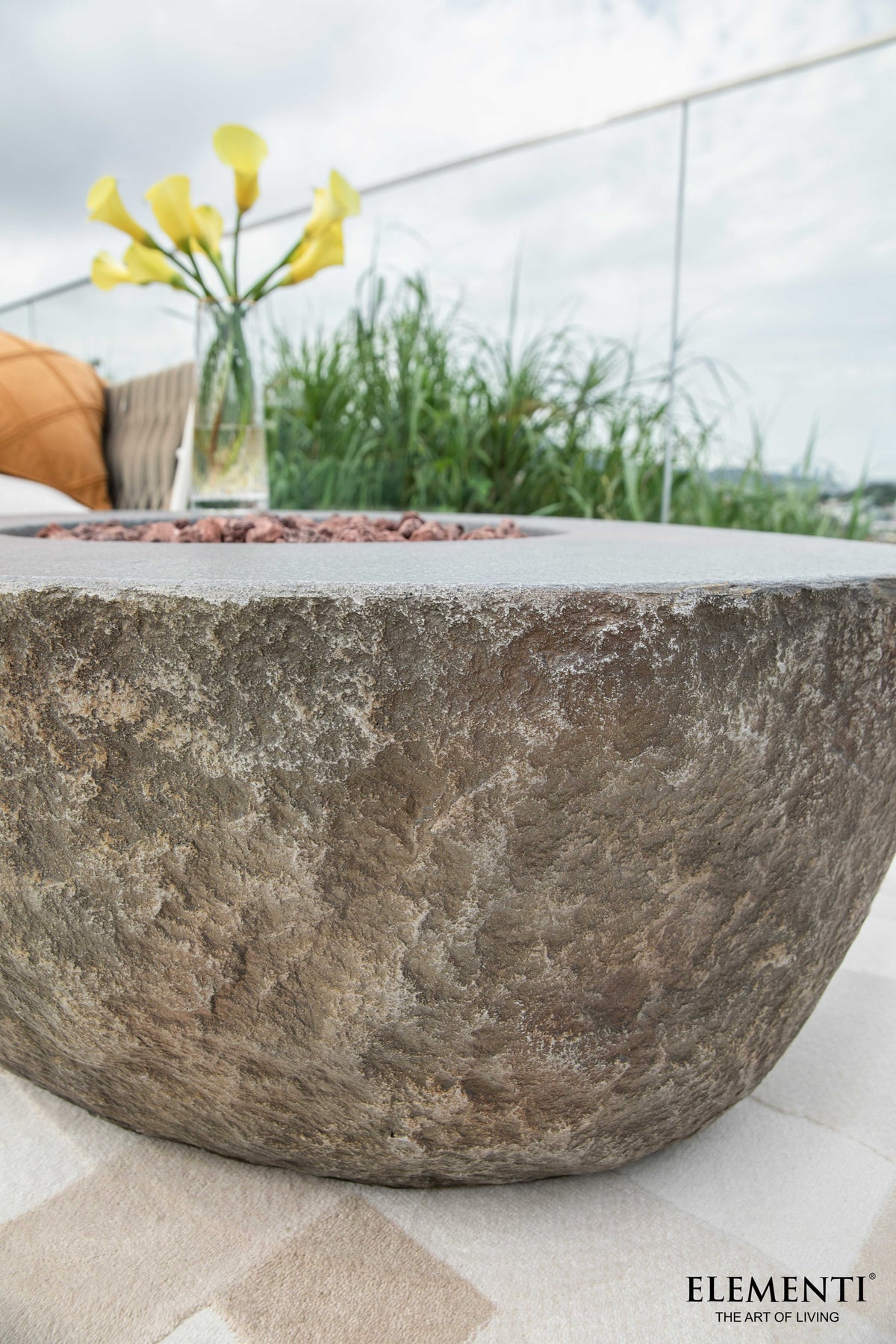 Detail der groben Basaltoptik und Natursteinstruktur des Elementi Boulder