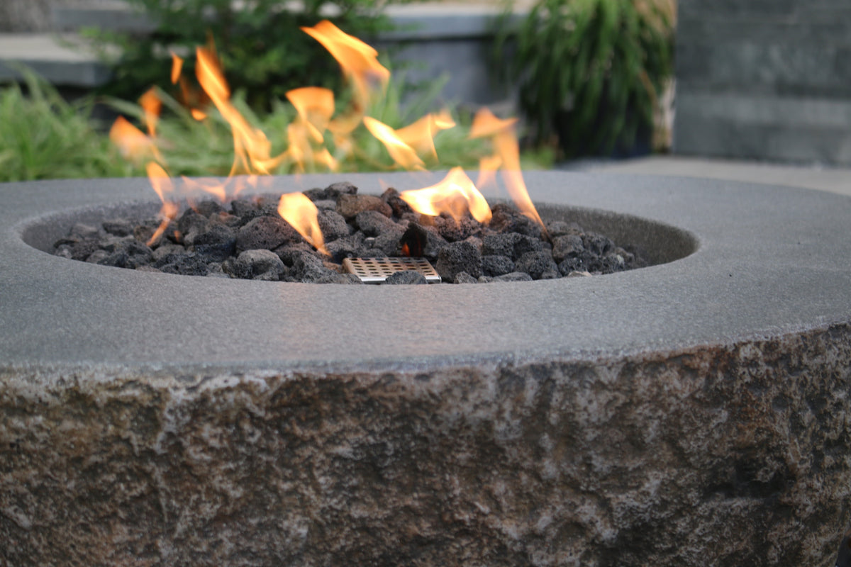 Detail der Gasflamme und rötlichen Lavasteine im Elementi Boulder Feuertisch